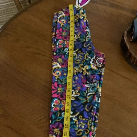 BUNDLE OF 4 Pairs of Floral and Paisley Leggings Size M NWT gifted - Picture 14 of 14